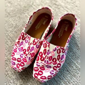 Valentine Kisses themed Toms
